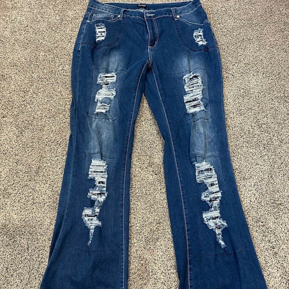 Size 2XL stretchy distressed boot leg jeans!!